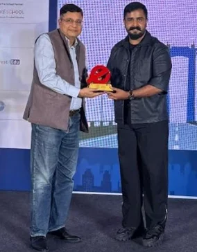 sorav jain receiving award for the best digital marketer in india